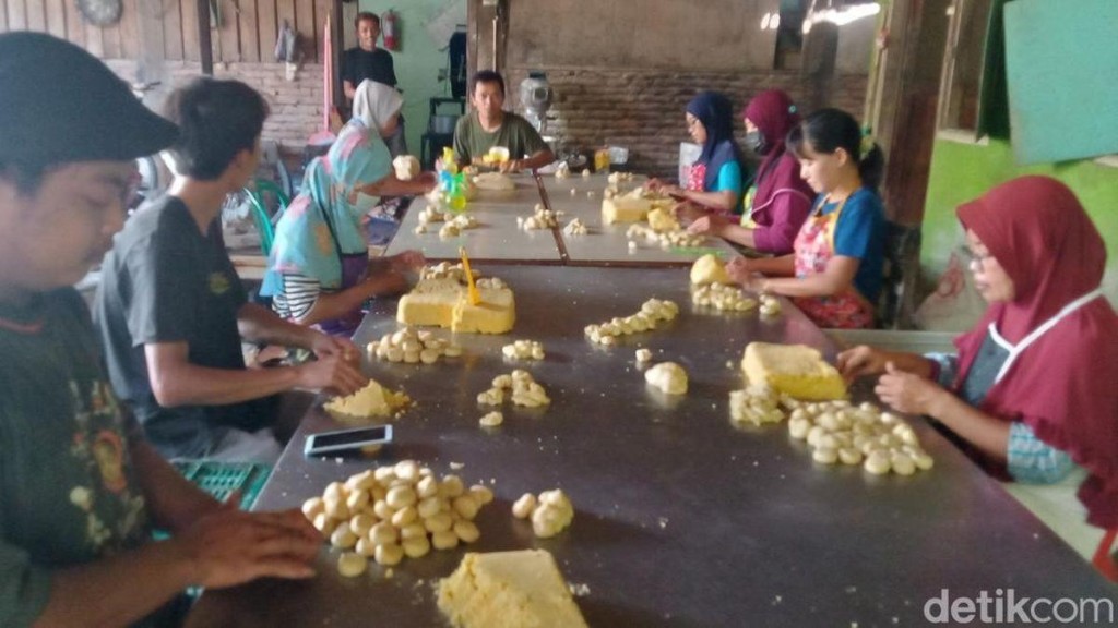 4. Memiliki industri kue basah